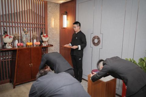 罗湖区委统战部副部长、工商联党组书记叶志伟一行到顺盈娱乐调研