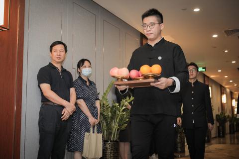 罗湖区委统战部副部长、工商联党组书记叶志伟一行到顺盈娱乐调研