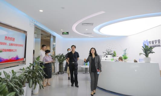 罗湖区委统战部副部长、工商联党组书记叶志伟一行到顺盈娱乐调研