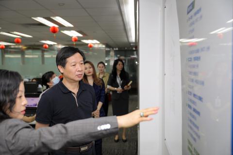 罗湖区委统战部副部长、工商联党组书记叶志伟一行到顺盈娱乐调研