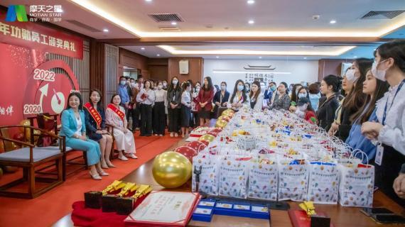 “ 感恩有你 · 一路相伴 ”顺盈娱乐10年功勋员工颁奖典礼圆满举办